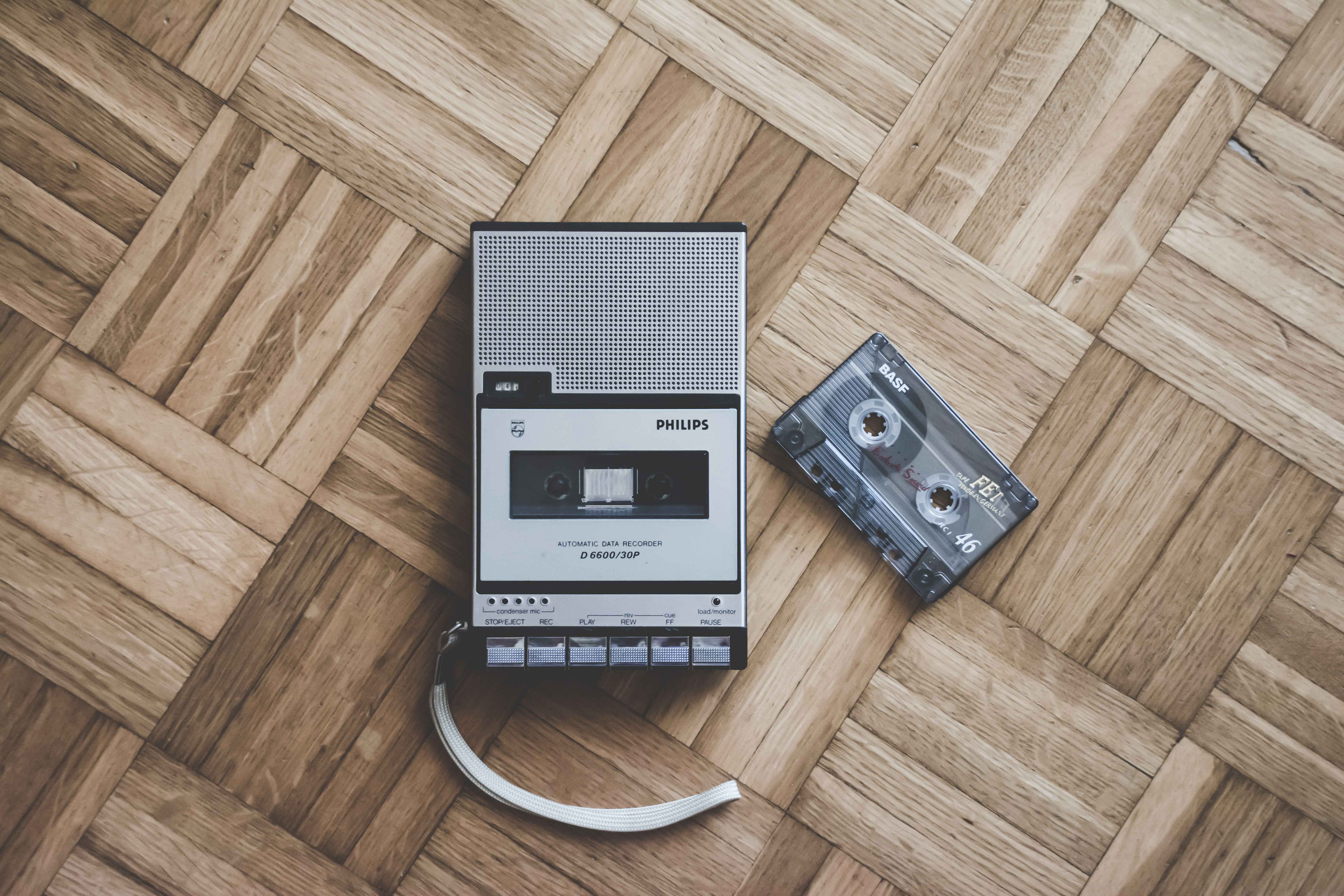 De geschiedenis van het cassettebandje hangt met die van de walkman samen