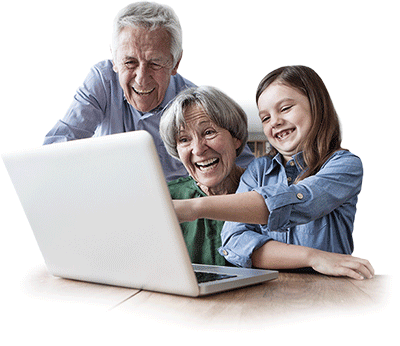 Grootouders en kleinkind kijken naar gedigitaliseerde Hi8 op computer