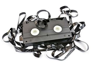 VHS-cassette met bandspaghetti om te digitaliseren