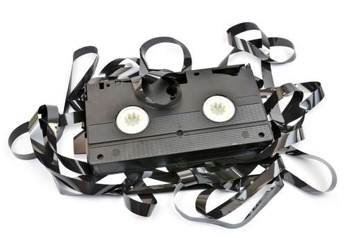 VHS-band met bandspaghetti om te digitaliseren