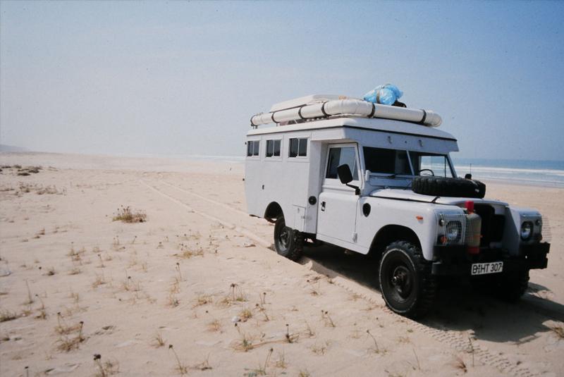 Jeep am Strand vom Indischen Ozean